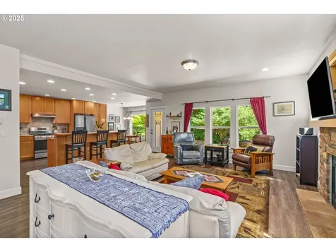 3743 Julia Loop Eugene OR 97404