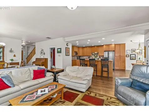 3743 Julia Loop Eugene OR 97404