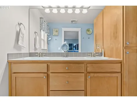 3743 Julia Loop Eugene OR 97404