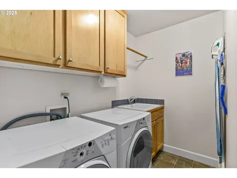 3743 Julia Loop Eugene OR 97404
