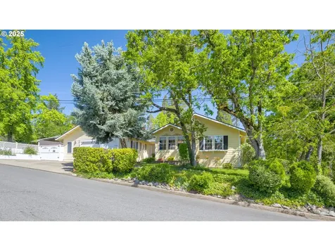 700 NW Bellevue Place Grants Pass OR 97526