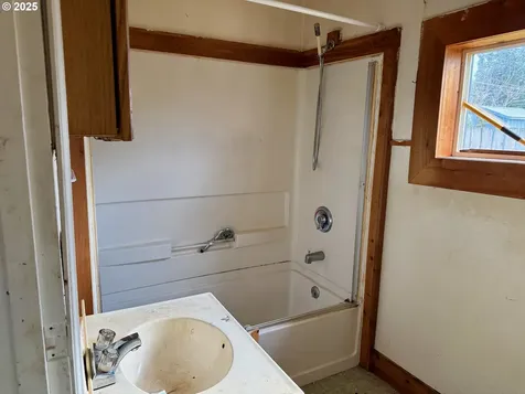 129 N P Street Cottage Grove OR 97424