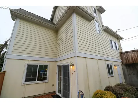 2728 Sherman Avenue North Bend OR 97459