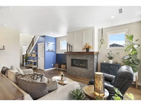 676 E White Oak Avenue La Center WA 98629