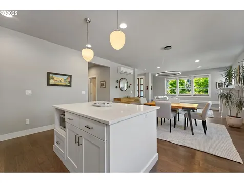 7208 SW 28th Avenue Portland OR 97219