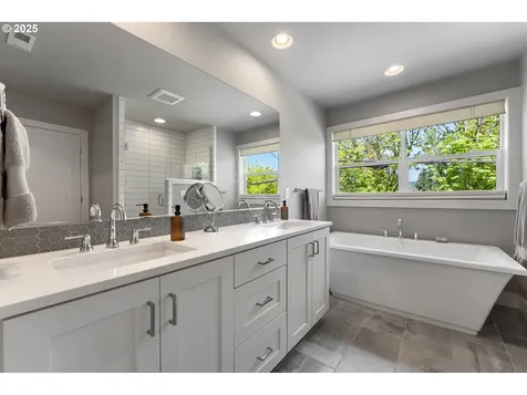 7208 SW 28th Avenue Portland OR 97219