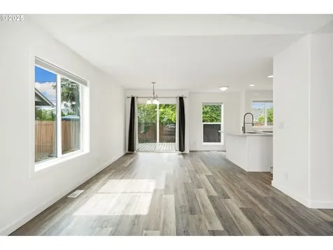 2515 Roanoke Street Woodburn OR 97071