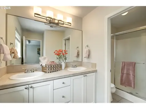 555 NE Caden Avenue Hillsboro OR 97124