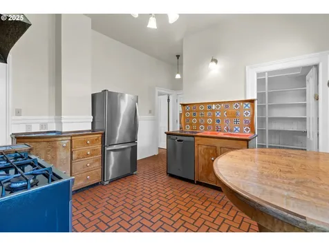 4145 S Corbett Avenue Portland OR 97239