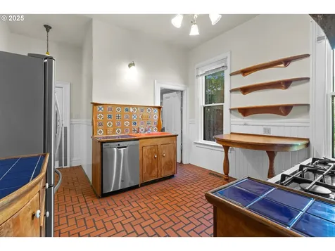 4145 S Corbett Avenue Portland OR 97239