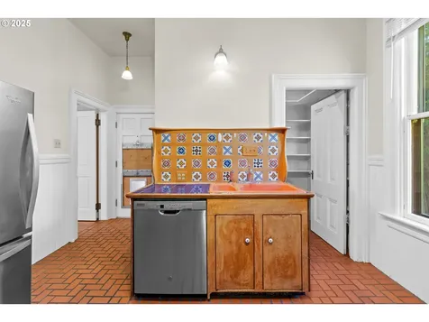 4145 S Corbett Avenue Portland OR 97239