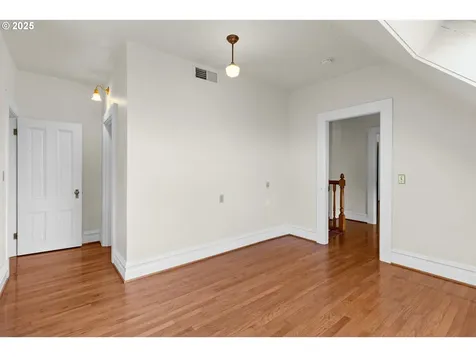 4145 S Corbett Avenue Portland OR 97239