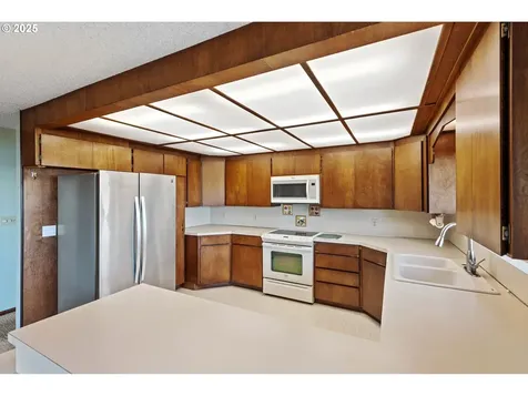 795 14th Avenue Coos Bay OR 97420