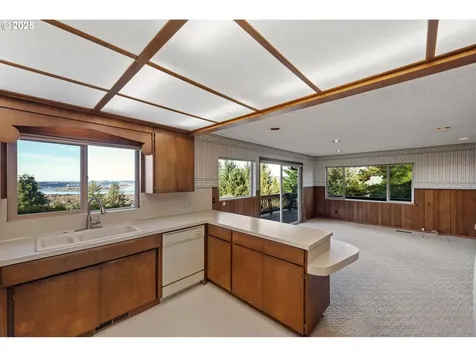 795 14th Avenue Coos Bay OR 97420