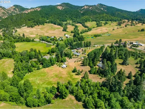 982 Reston Road Roseburg OR 97471