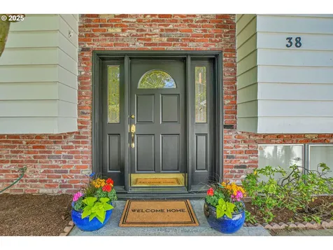 38 Churchill Downs Lake Oswego OR 97035
