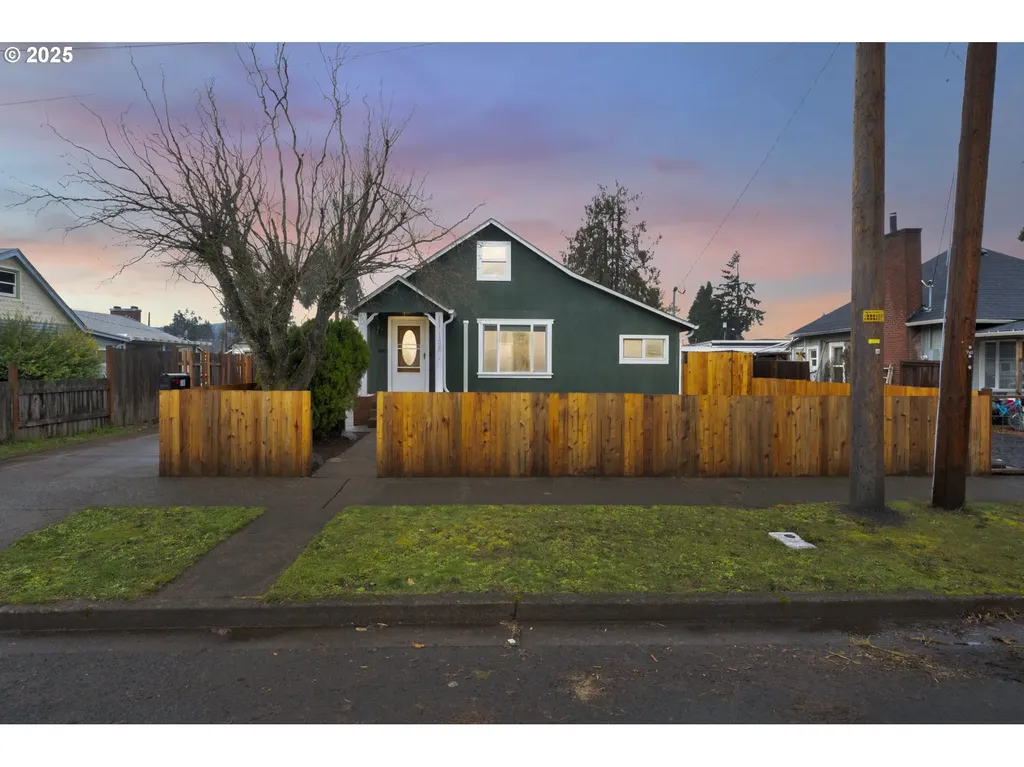 741 S 8th Street Cottage Grove OR 97424