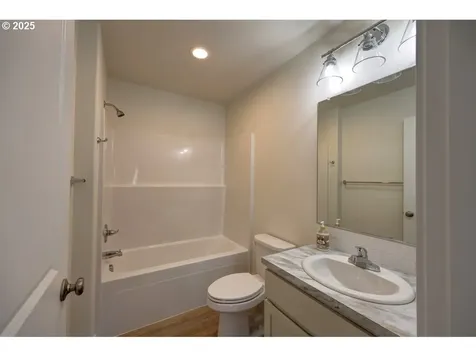 27 NW 6th Place Warrenton OR 97146