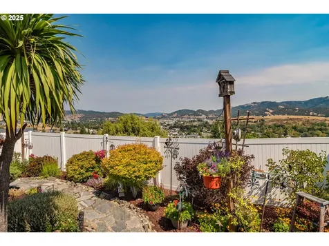 110 Morning Crest Court Roseburg OR 97471