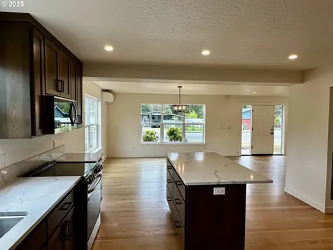 1704 W Main Street Cottage Grove OR 97424