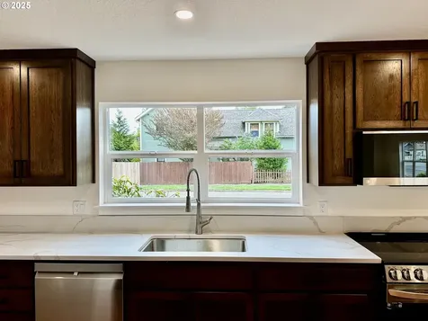 1704 W Main Street Cottage Grove OR 97424