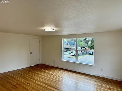 1704 W Main Street Cottage Grove OR 97424