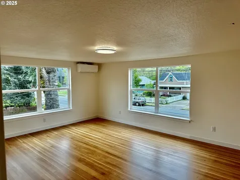 1704 W Main Street Cottage Grove OR 97424