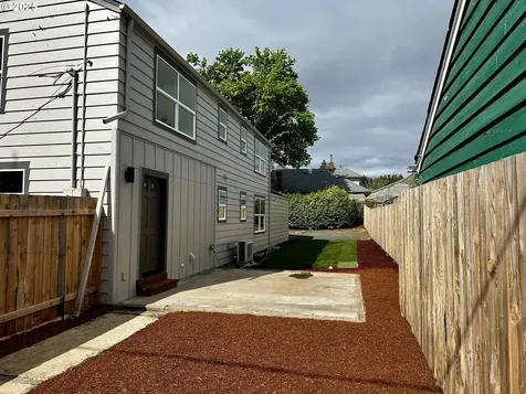 1704 W Main Street Cottage Grove OR 97424
