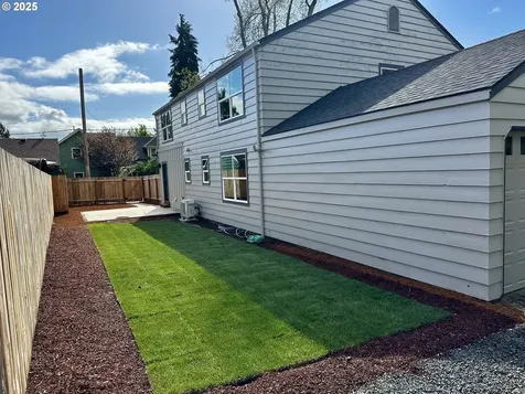 1704 W Main Street Cottage Grove OR 97424