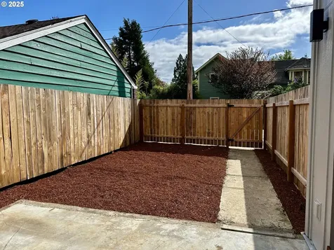 1704 W Main Street Cottage Grove OR 97424
