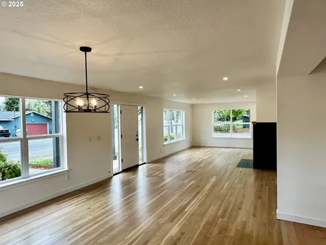 1704 W Main Street Cottage Grove OR 97424