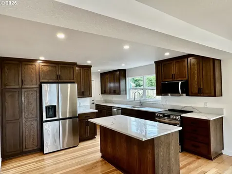 1704 W Main Street Cottage Grove OR 97424