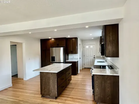 1704 W Main Street Cottage Grove OR 97424