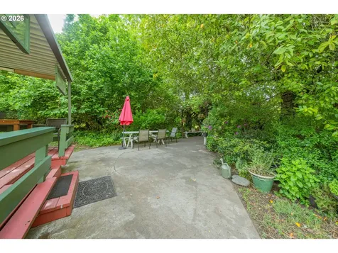 572 Dillard Gardens Road Winston OR 97496