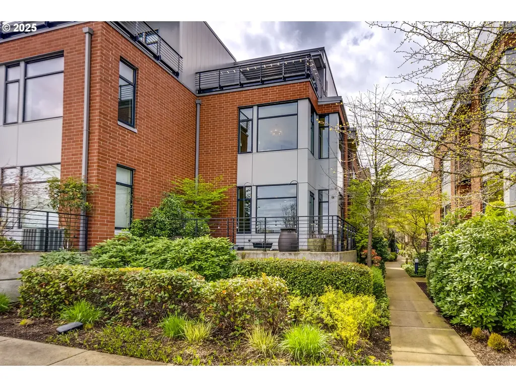 1716 NW Riverscape Street Portland OR 97209