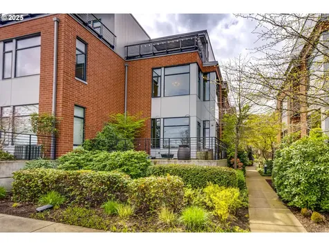 1716 NW Riverscape Street Portland OR 97209