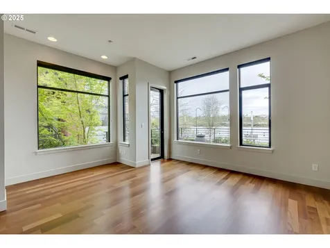 1716 NW Riverscape Street Portland OR 97209