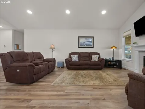 160 N Hezzie Lane Molalla OR 97038