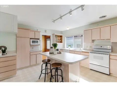 2423 SE Woodward Street Portland OR 97202
