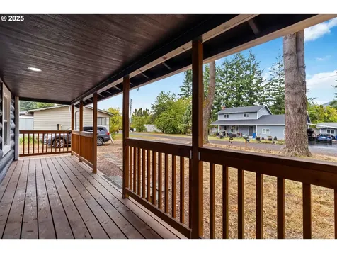 611 NE Pioneer Avenue Castle Rock WA 98611