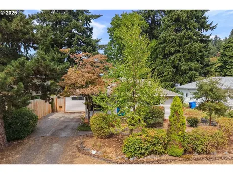 8913 NE Russell Street Portland OR 97220
