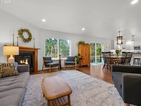 33 NW Kalmia Avenue Warrenton OR 97146