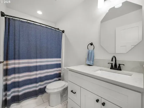 33 NW Kalmia Avenue Warrenton OR 97146