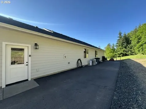 946 S Calapooia Street Sutherlin OR 97479