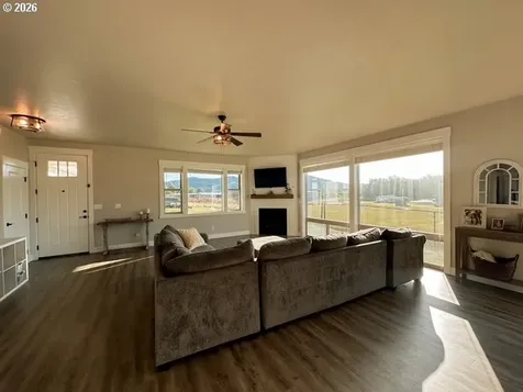 946 S Calapooia Street Sutherlin OR 97479