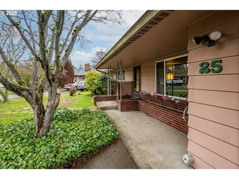 25 Strome Court Eugene OR 97404
