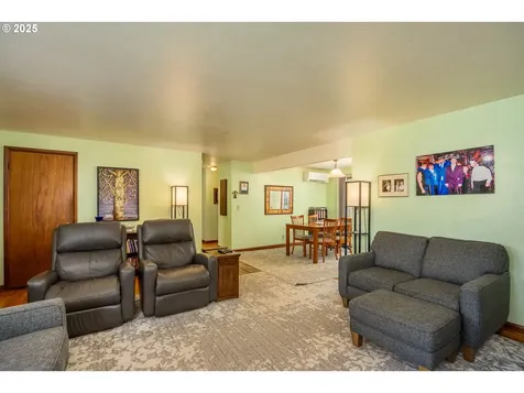 25 Strome Court Eugene OR 97404