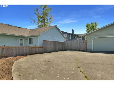 5781 E Street Springfield OR 97478