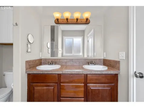 12704 NE 11th Place Vancouver WA 98685