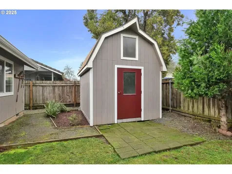 1496 Luella Street Eugene OR 97401